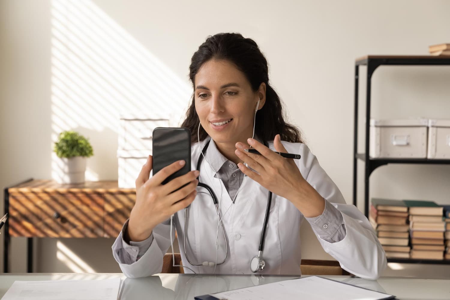 Atendimento por telemedicina no celular